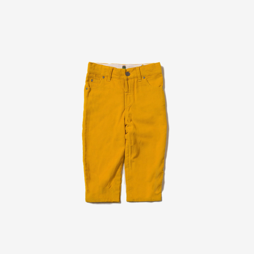 Goldene klassische Cordjeans