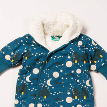 Lade das Bild in den Galerie-Viewer, Close up of dark blue baby snowsuiit with sherpa lining, moon and star print
