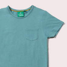 Lade das Bild in den Galerie-Viewer, Little-Green-Radicals-Blue-Pocket-Short-Sleeve-T-Shirt-Closeup
