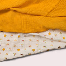 Lade das Bild in den Galerie-Viewer,       Little-Green-Radicals-Cream-And-Orange-Organic-Baby-Muslin-Set-2-Pack-With-Sunshine-and-Rainbow-Print-Closeup-View
