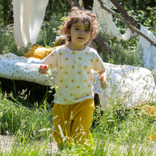 Lade das Bild in den Galerie-Viewer,     Little-Green-Radicals-Cream-Loose-Short-Sleeve-Top-With-Lemon-Print-Kid
