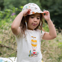 Lade das Bild in den Galerie-Viewer,       Little-Green-Radicals-Cream-Reversible-Sunhat-Hot-Air-Balloon-Print-Kid
