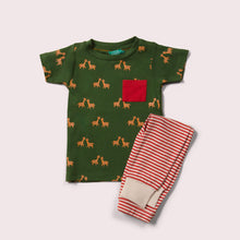 Lade das Bild in den Galerie-Viewer, Little-Green-Radicals-Green-And-Red-T-Shirt-And-Jogger-Playset-With-Giraffe-Print
