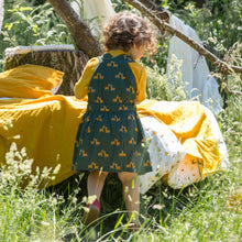 Lade das Bild in den Galerie-Viewer, Little-Green-Radicals-Green-And-Yellow-Pinafore-Dress-With-Giraffe-Print-Kid-Back
