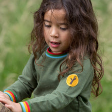 Lade das Bild in den Galerie-Viewer, Little-Green-Radicals-Green-Marl-Sweatshirt-With-Rainbow-Pattern-Kid-Closeup
