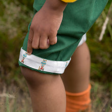 Lade das Bild in den Galerie-Viewer,    Little-Green-Radicals-Green-Twill-Sunshine-Shorts-Kid-Closeup
