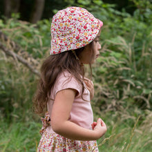 Lade das Bild in den Galerie-Viewer,       Little-Green-Radicals-Pink-Reversible-Sunhat-Ladybird-Print-KId-Back
