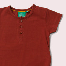 Lade das Bild in den Galerie-Viewer,     Little-Green-Radicals-Red-Organic-Short-Sleeve-BabyBody-Closeup
