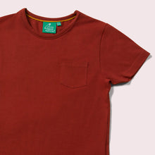 Lade das Bild in den Galerie-Viewer,    Little-Green-Radicals-Red-Pocket-Short-Sleeve-T-Shirt-Closeup
