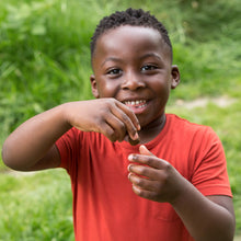 Lade das Bild in den Galerie-Viewer,     Little-Green-Radicals-Red-Pocket-Short-Sleeve-T-Shirt-Kid-Closeup
