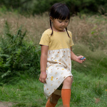 Lade das Bild in den Galerie-Viewer,    Little-Green-Radicals-Yellow-And-Cream-DressSet-With-Sunshine-Rainbow-Print-Kid
