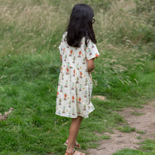 Lade das Bild in den Galerie-Viewer,     Little-Green-Radicals_Cream-Organic-Button-Dress-With-Hot-Air-Balloon-Print-Kid
