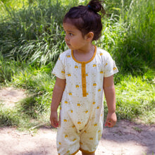 Lade das Bild in den Galerie-Viewer, Little-Green-Radicals_Cream-and-Yellow-Organic-Shortie-Romper-With-Lemon-Grove-Print-Kid-Model
