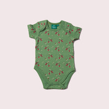 Lade das Bild in den Galerie-Viewer,     Little-Green-Radicals_Green-Baby-Bodies-Set-Two-Pack-WithStrawberry-Print-Closeup
