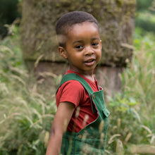 Lade das Bild in den Galerie-Viewer, Little-Green-Radicals_Green-Shortie-Dungarees-Kid-Closeup
