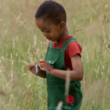 Lade das Bild in den Galerie-Viewer, Little-Green-Radicals_Green-Shortie-Dungarees-Kid-Side-View
