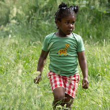 Cargar imagen en el visor de la galería,     Little-Green-Radicals_GreenOrganic-Short-Sleeve-T-Shirt-With-Giraffe-Print-Kid
