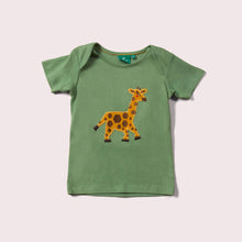 Cargar imagen en el visor de la galería,     Little-Green-Radicals_GreenOrganic-Short-Sleeve-T-Shirt-With-Giraffe-Print
