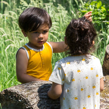 Lade das Bild in den Galerie-Viewer, Geknöpfte Weste aus Bio-Gold in Gold
