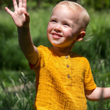 Lade das Bild in den Galerie-Viewer, Loses kurzärmliges Henley-Top aus goldfarbenem Musselin
