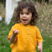 Lade das Bild in den Galerie-Viewer, Loses kurzärmliges Henley-Top aus goldfarbenem Musselin
