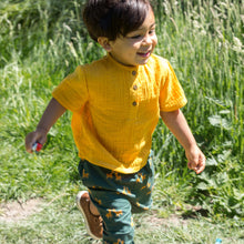 Lade das Bild in den Galerie-Viewer, Loses kurzärmliges Henley-Top aus goldfarbenem Musselin
