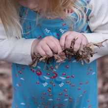 Lade das Bild in den Galerie-Viewer, Cherry Blossom Playdays Latzhose
