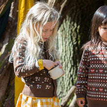 Lade das Bild in den Galerie-Viewer, Von einem zum anderen Strickjacke mit Herbstblumen
