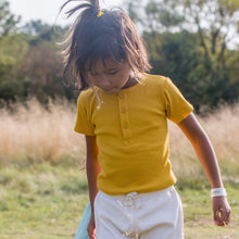 Cargar imagen en el visor de la galería, Pale Gold Ribbed Short Sleeve Henley Top
